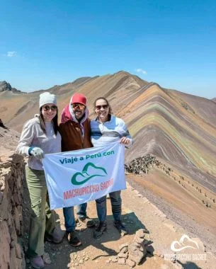 Turistas-en-la-Montana-de-Colores