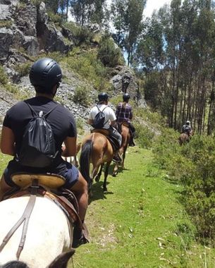 Cabalgata en Saqsayhuaman